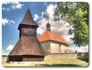 Dřevěná zvonice a kostel sv. Jiří ve Psinicích